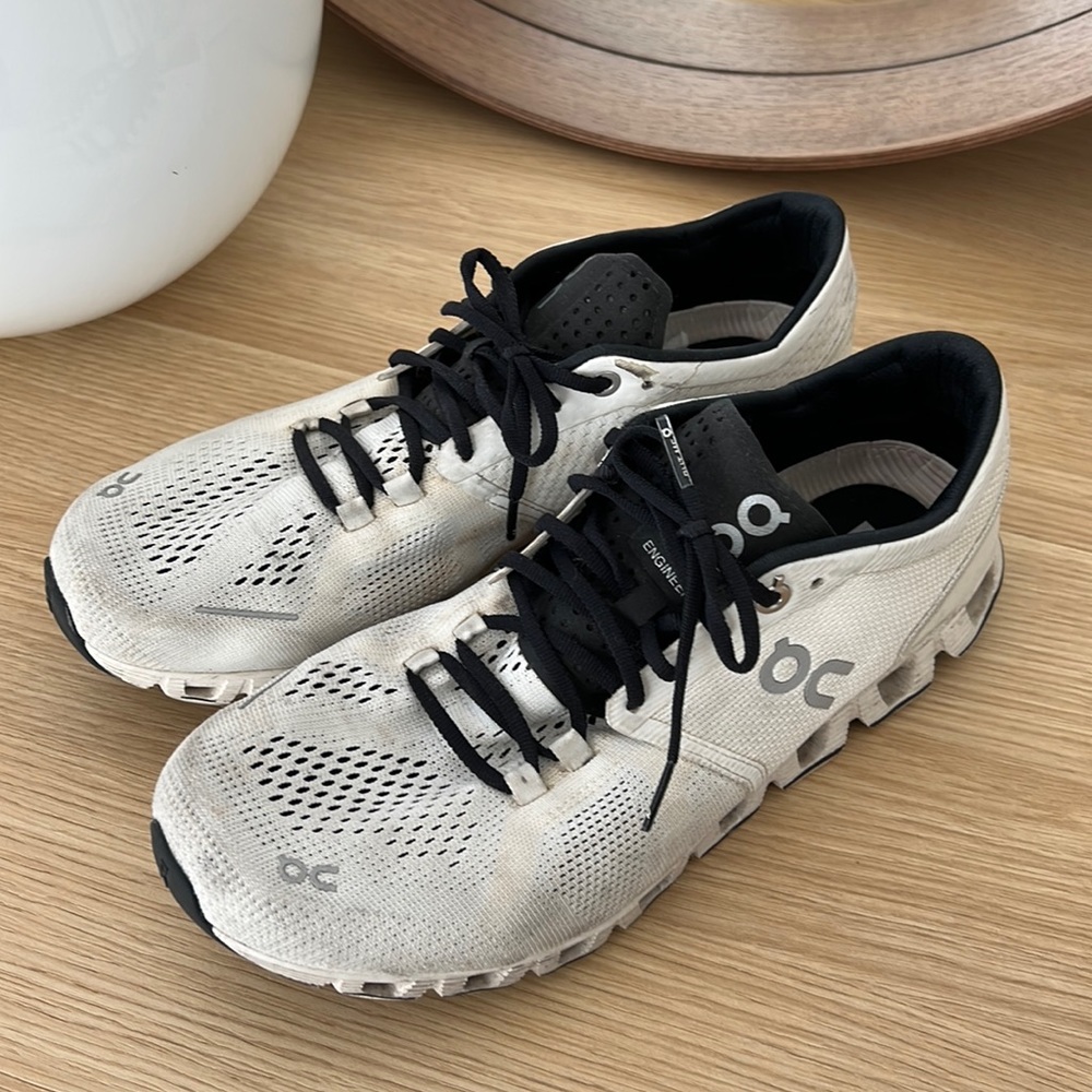 Womens on cloud size 9 sneakers